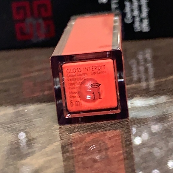 Givenchy Gloss Interdit Ultra Shiny Color Plumping - Picture 9 of 12